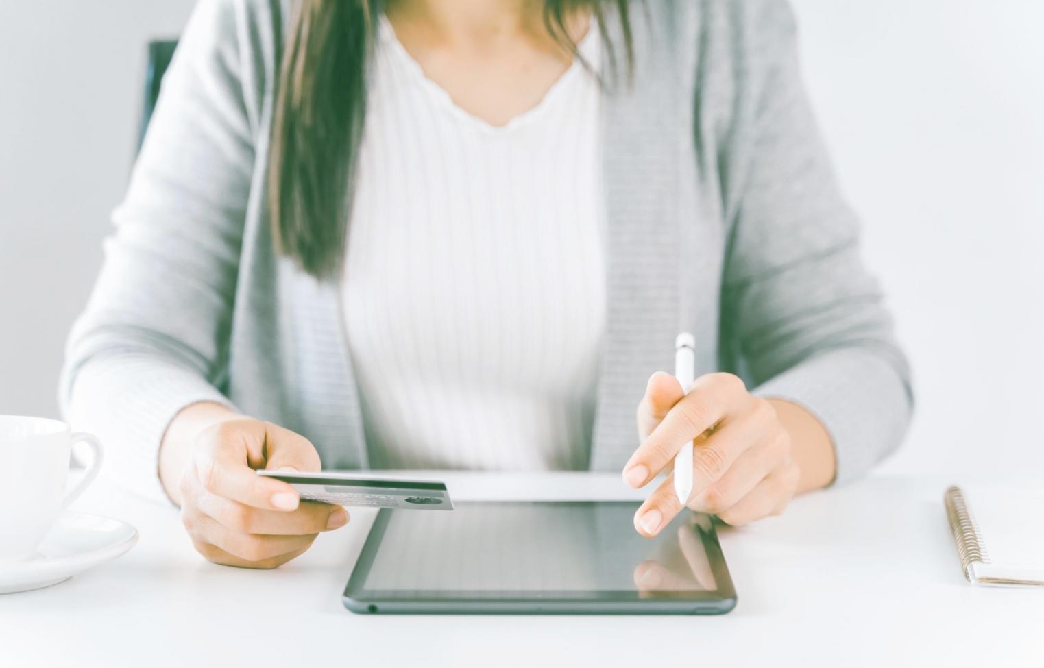 Bureau de travail moderne avec écrans et outils de conception web