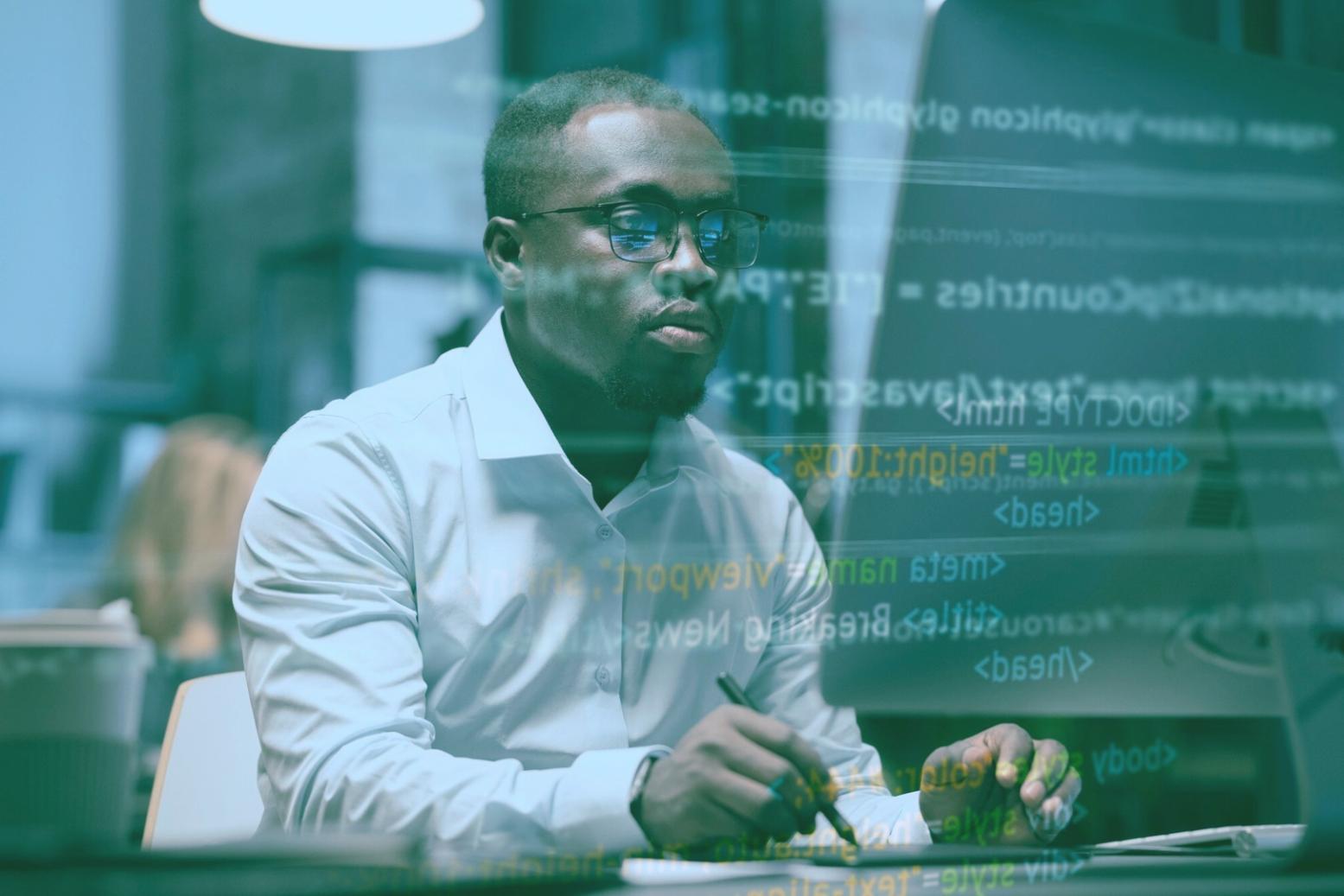 Espace de travail moderne avec écrans montrant des designs de sites web professionnels