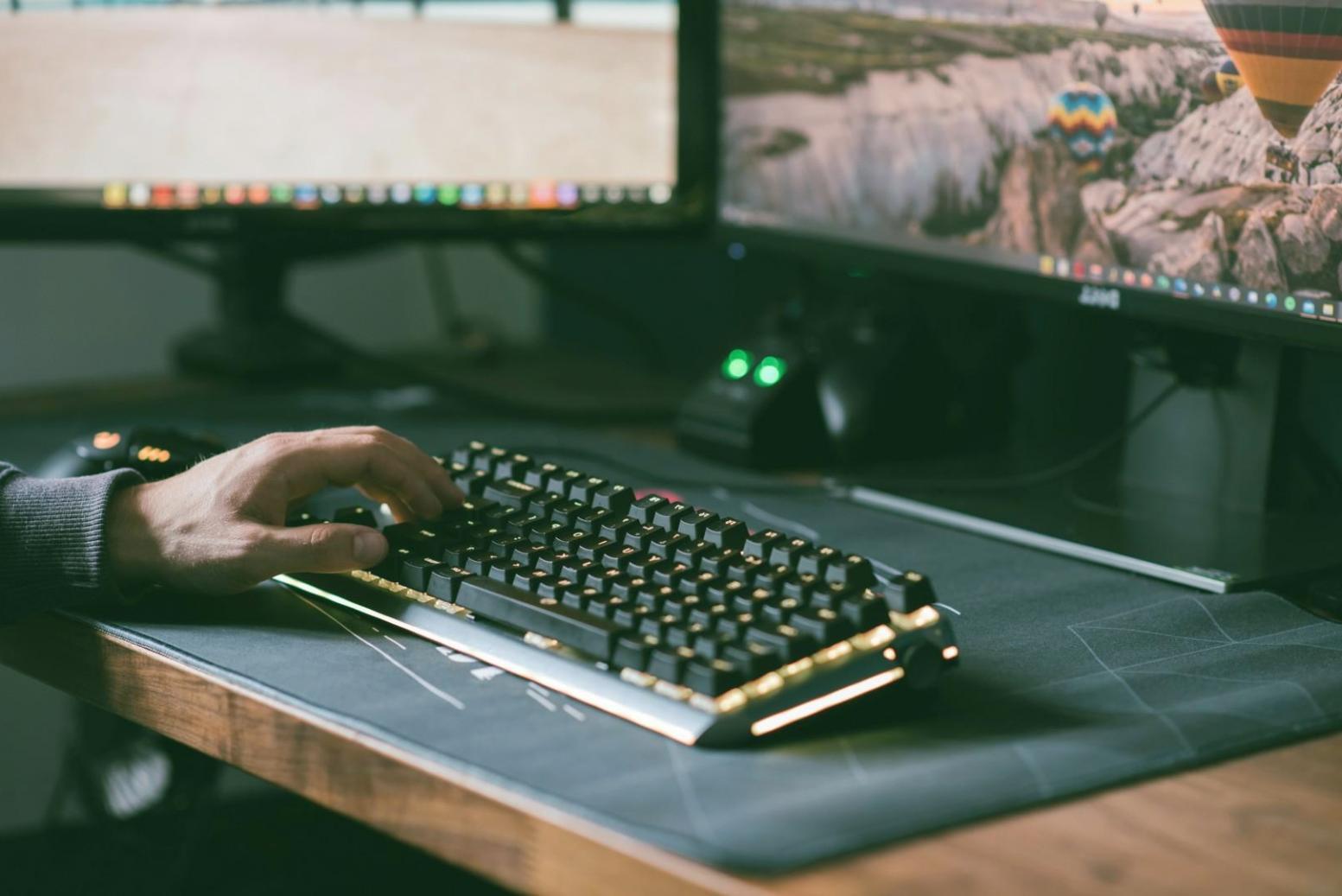 Espace de travail collaboratif avec écrans et tableaux de conception