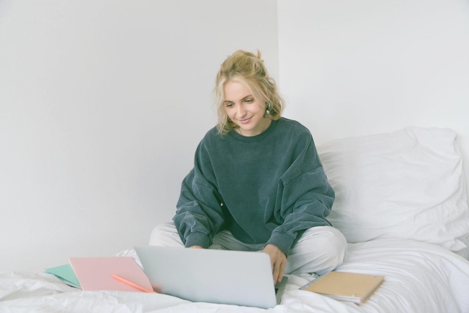 Espace de travail moderne avec écrans montrant des maquettes de sites web en cours de conception